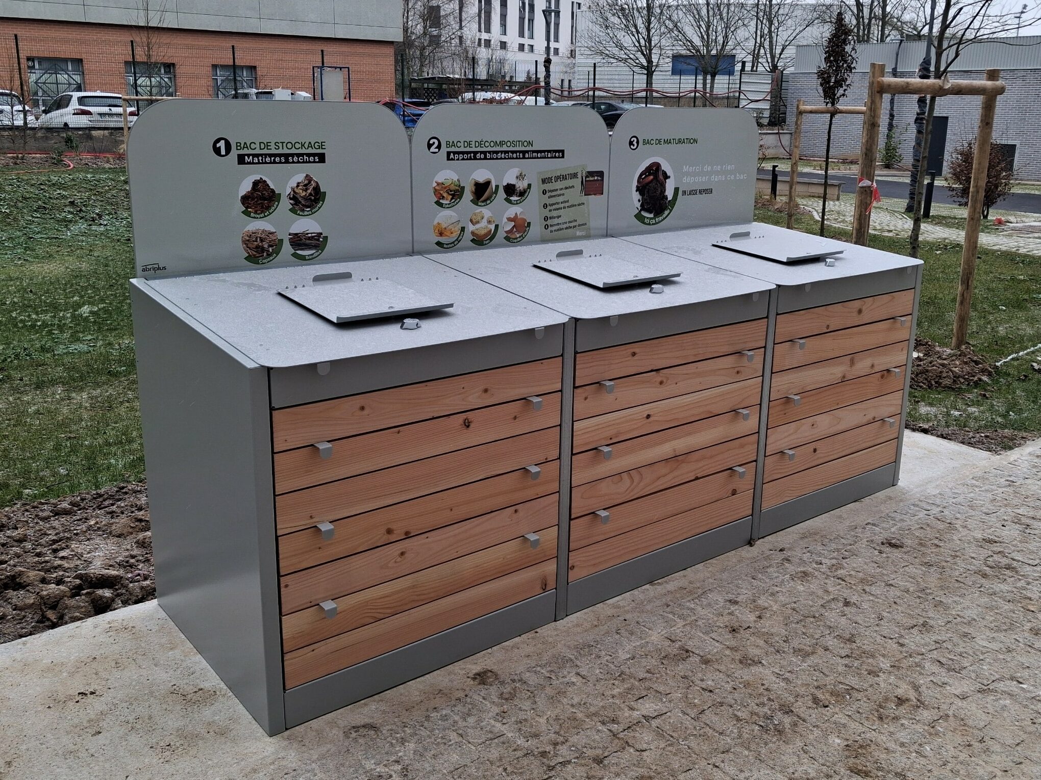 Composteur collectif gris et panneaux bois AbriPlus