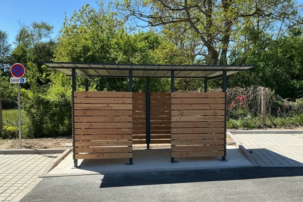Local poubelles ouvert en bois Leduc