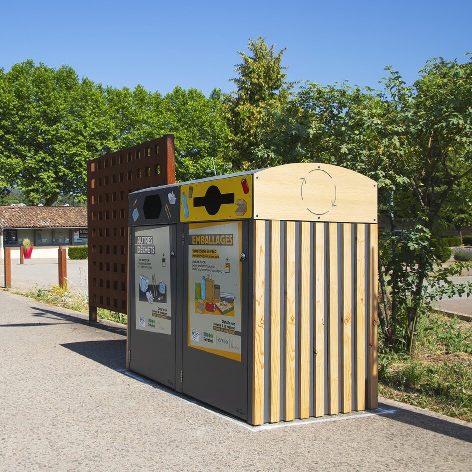 Abri de collecte et de tri des déchets avec bardage en bois installé en extérieur à Cluny.