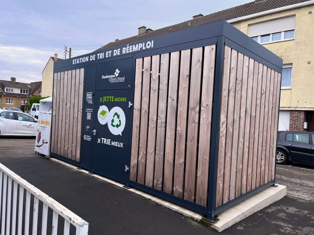 Abri de collecte des déchets connecté en bois MOSAIC installé en extérieur à Dunkerque.