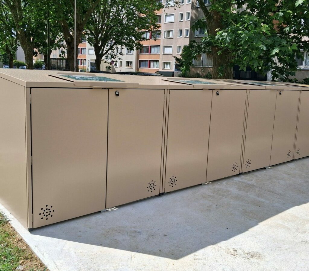 Abris collectifs de stockage des conteneurs à déchets BONNOS, composé de plusieurs compartiments fermés avec portes, installé en extérieur.